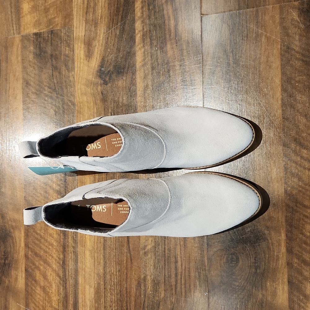 BNWT TOMS